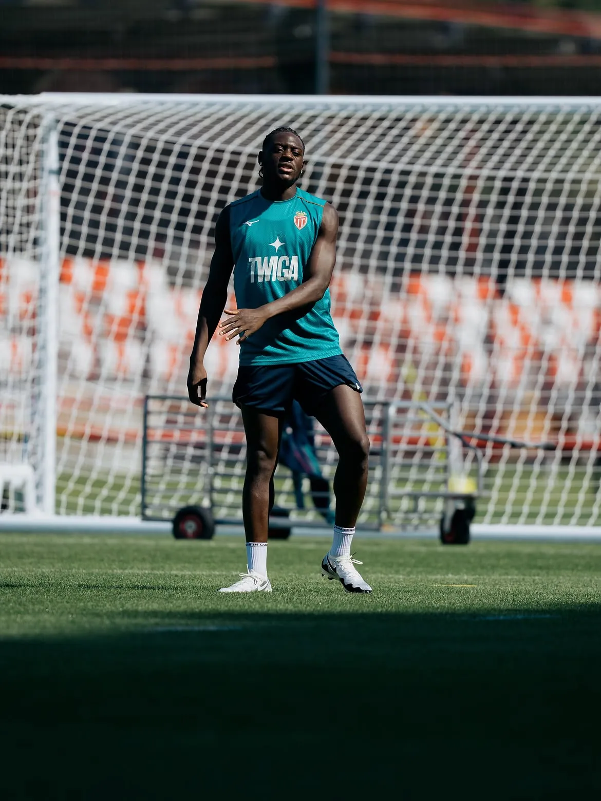 Christian Mawissa in a training shirt, standing in front of the goal.