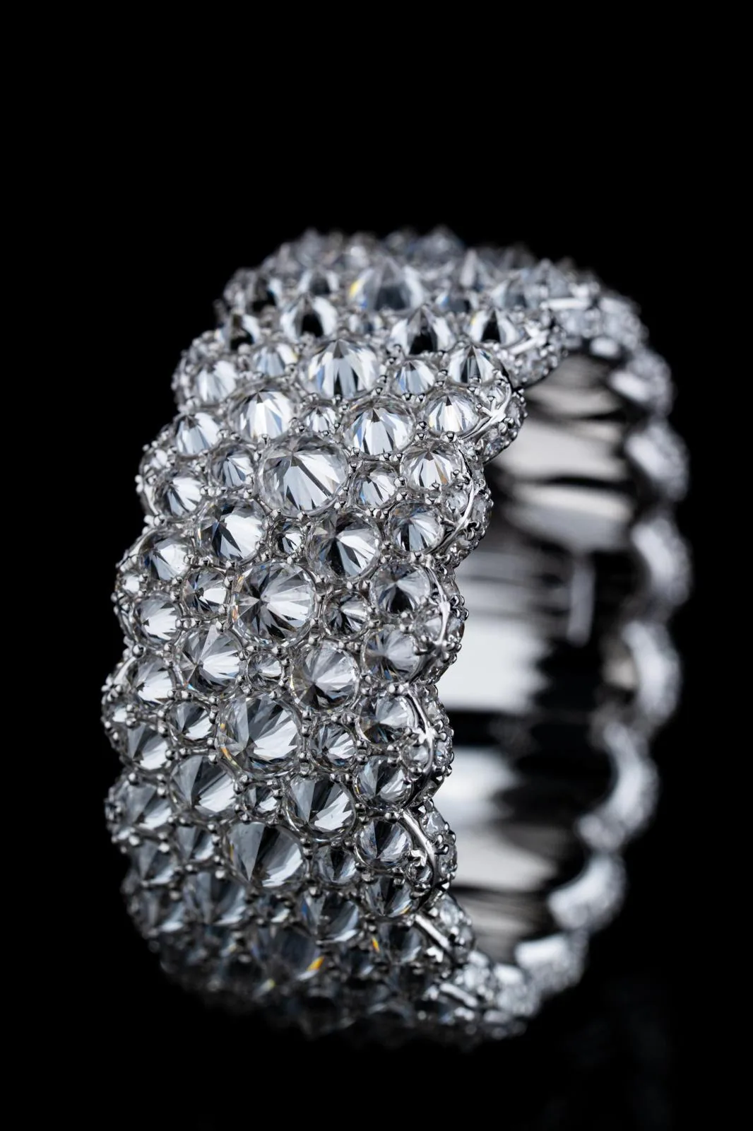 The band seen in profile, each stone turned point outward in its white-gold claws.
