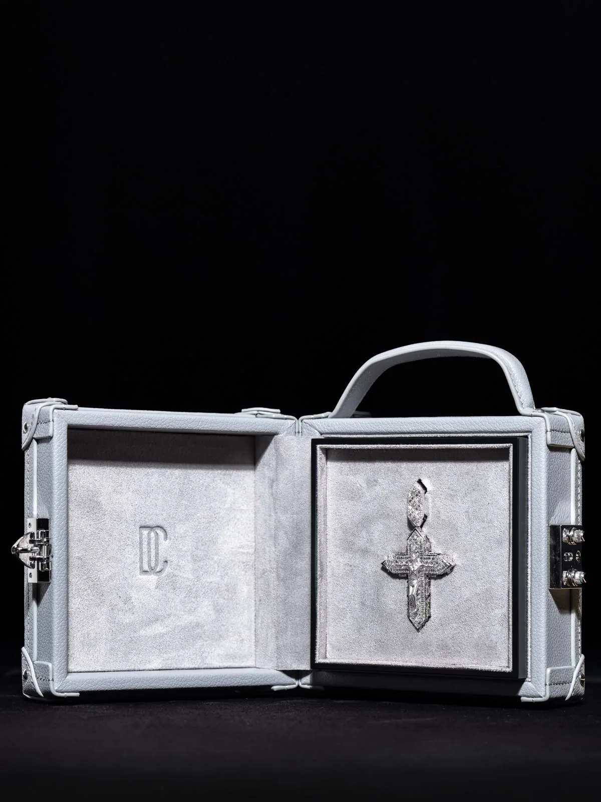 The écrin open flat, the cross in the lid and the empty base beside it.