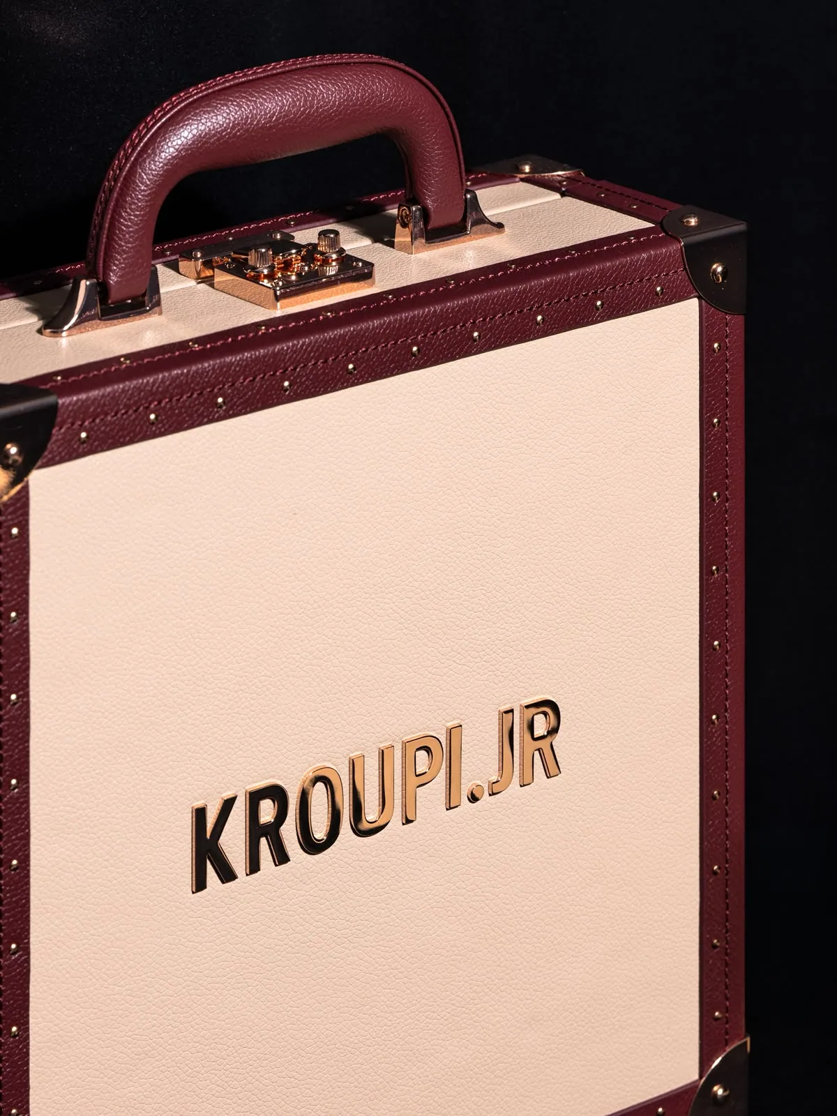 The écrin three-quarters on, printed panel and burgundy handle together.