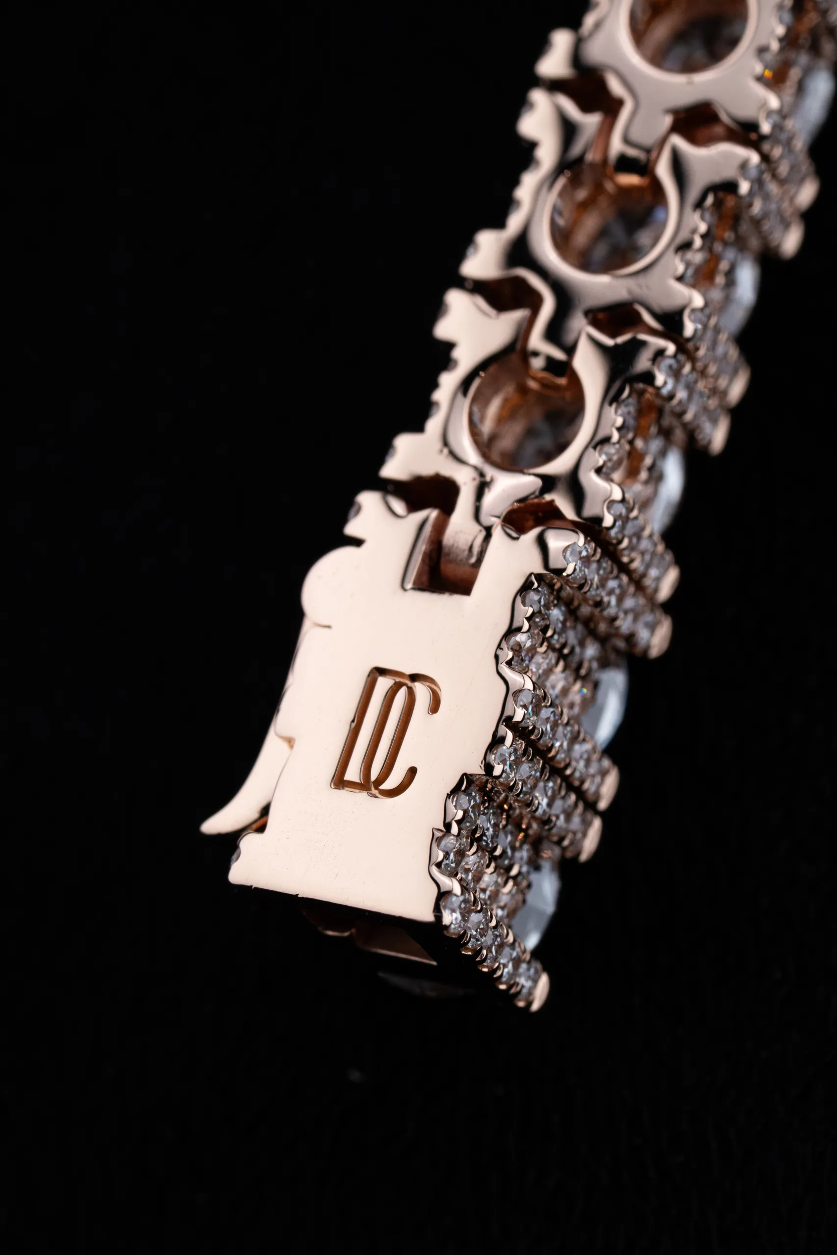 The reverse of the bracelet and its four-prong settings.