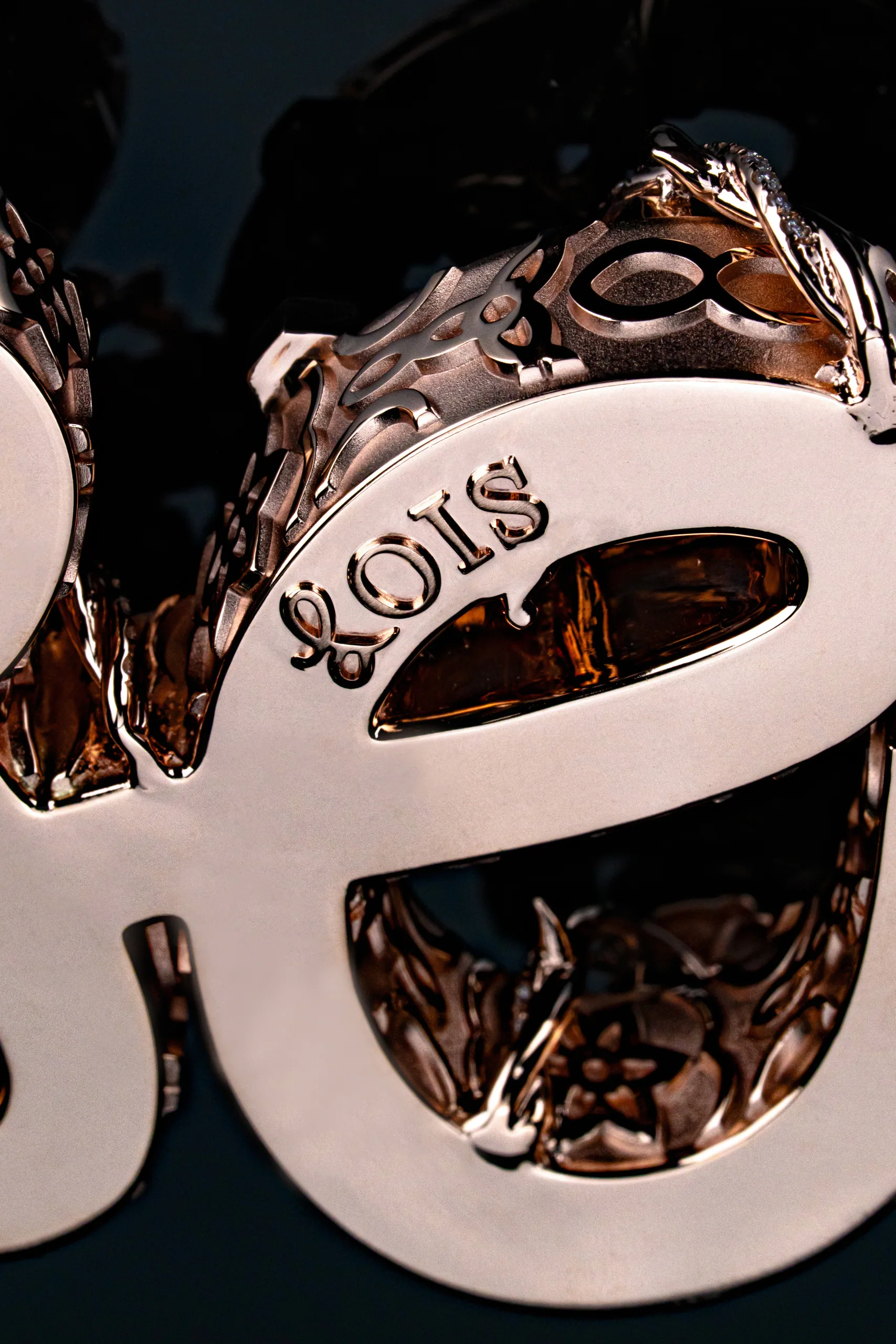 A closer study of the pendant's reverse and its matrix setting.